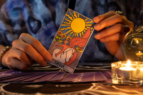 Tarot: Foto: © vimolsiris / shutterstock / #1589260768