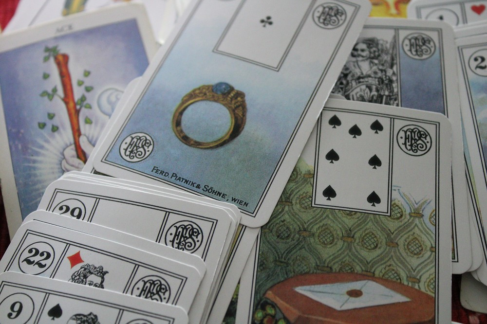 Die Faszination der Lenormand-Karten: Ein Blick in die Welt des Kartenlegens: Foto: © LillyArt / AdobeStock / #288327228 Die Faszination der Lenormand-Karten: Ein Blick in die Welt des Kartenlegens: Foto: © LillyArt / AdobeStock / #288327228